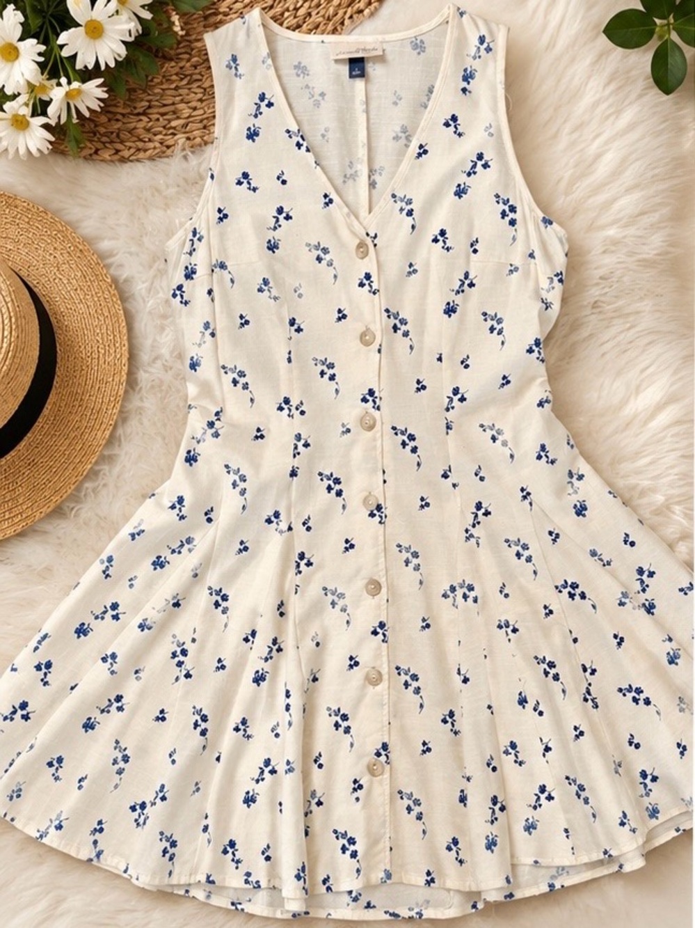 Universal Thread Cream V-Neck Button Floral Top